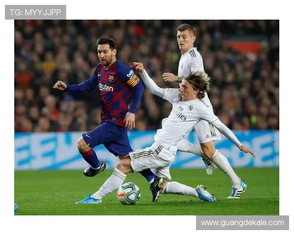 巴萨与皇马再度争锋,西甲豪门对决中双方持续保持竞争力分析 巴萨与皇马再度争锋,西甲豪门对决中双方持续保持竞争力分析