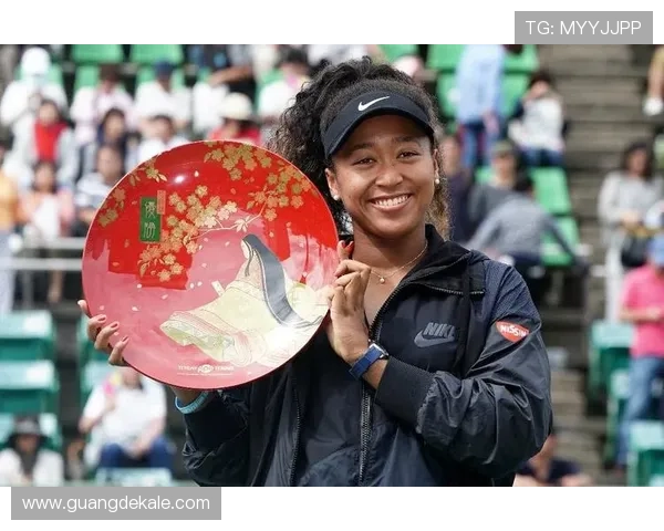 听说娜奥米·大阪最近理了个超短发，平时赛场上霸气，私下倒像邻家小妹？