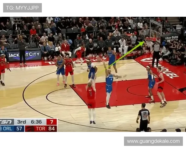 巴恩斯通过无球跑动对比队友，提升球队三分空间拉开效果